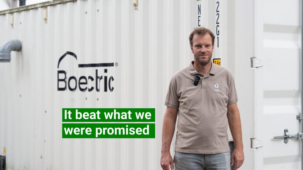 Melkveehouder Andreas Groven voor zijn Biolectric pocketvergister in Nordhorn, Duitsland