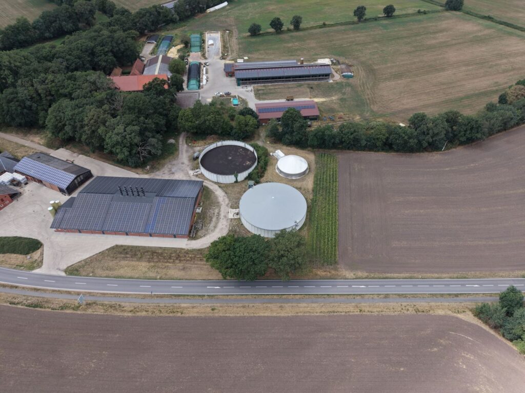 Vue aérienne de la ferme laitière Groven à Nordhorn, en Allemagne